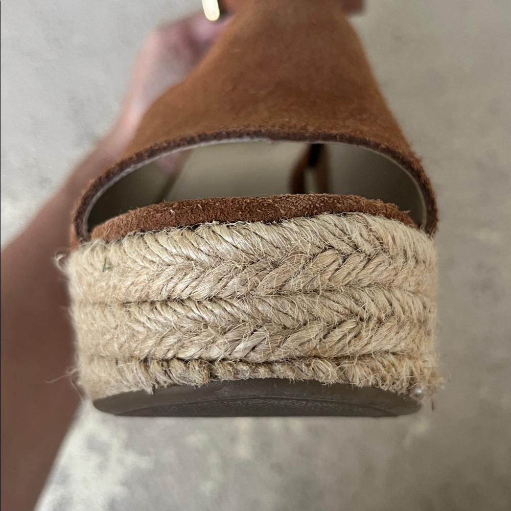 Worn once Marc Fisher brown and Cream sandals - Picture 6 of 16